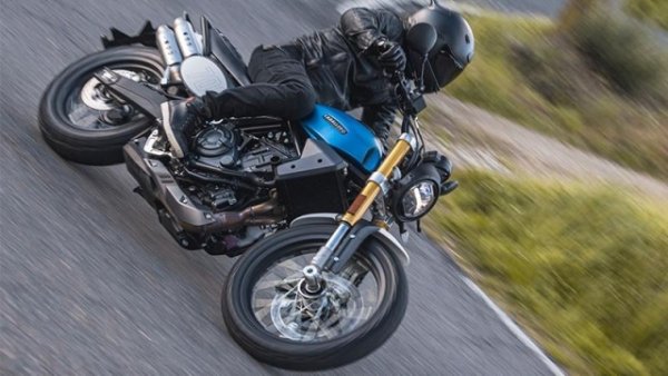 Fantic също взе предвид традицията, когато създаде своя Caballero 700 Scrambler. Това е мотоциклет, очевидно  вдъхновен от почти едноименния модел на стария Fantic от Brianza, който направи фурор през 70-те години. Неговият наследник се задвижва от надеждния паралелен близнак Cp2 от Yamaha. Моторът е 689-кубиков с декларирани 74 к.с. при 9000 об/мин и пиков въртящ момент от 70 Нм при 6000 об/мин. 

Стоманената рамка се съчетава с 45 мм обърната вилка и регулируем моно, проектиран от Marzocchi. Спирачките разчитат на апарати Brembo, за да захванат 330 мм преден диск и 245 мм заден. 

Caballero 700 Scrambler тежи 175 кг без 13 литра гориво, което може да побере. Има височина на седалката от 830 мм.
Оборудването му включва 3 режима на каране , ABS при завиване , контрол на сцеплението и привлекателен 3,5-инчов цветен TFT с кръгла форма. Каталожната цена по еврепейските представителства е 9900 евро, но в гамата  се предлага и във варианти 125 и 500 cc, които ги има и у нас.

